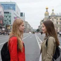 Девушки, город