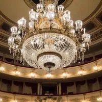 Люстра в театре