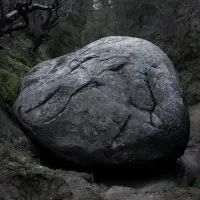 Огромный камень
