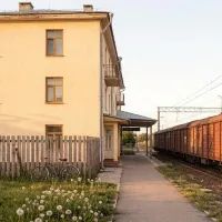 Жилой дом около железной дороги