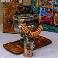 Стол, скатерть, самовар