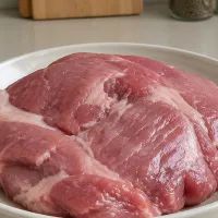 Тарелка с размороженным мясом
