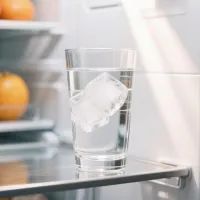 Стакан с водой в холодильнике