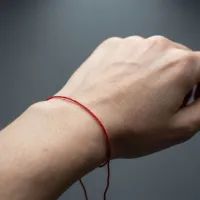 Красная нить на запястье