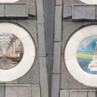 Майоликовые медальоны с изображением изображением станции метро «Киевская» и Дворца Советов
