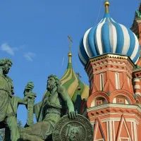 Памятник Минину и Пожарскому на фоне Покровского собора