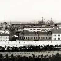 Панорама Китай-города в Москве, 1887 год. Вид (слева направо) от Варварских ворот к Ильинским. Между ними глухая Гранёная (Многогранная) башня