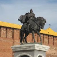 Памятник Дмитрию Донскому перед Маринкиной башней Коломенского кремля