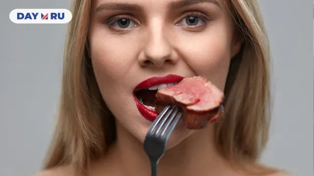 Девушка ест стейк Девушка ест стейк