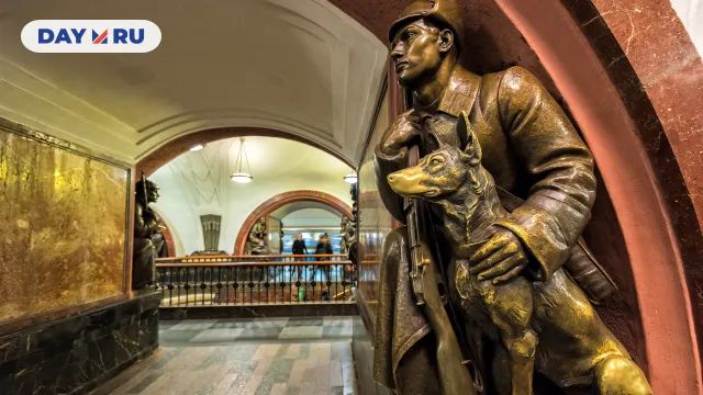 Станция «Площадь Революции» Станция «Площадь Революции»