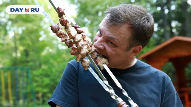 Человек ест шашлык Человек ест шашлык