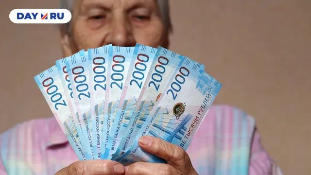 Пенсионерка считает деньги Пенсионерка считает деньги