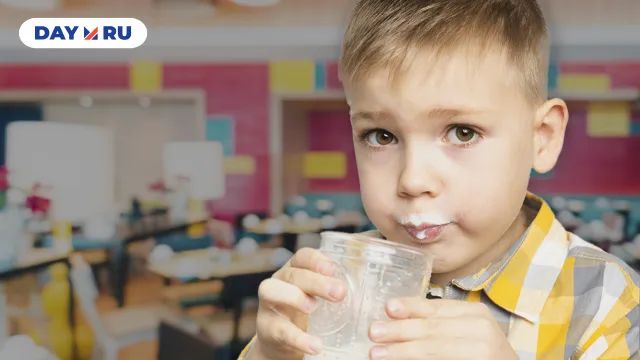 Мальчик пьет молоко Мальчик пьет молоко