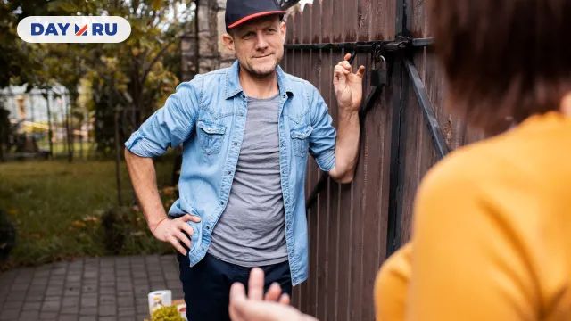 Мужчина у забора Мужчина у забора