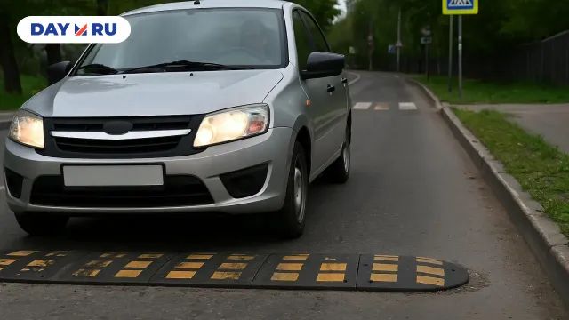 Лежачий полицейский и автомобиль