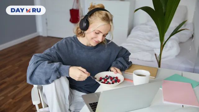Девушка ест за компьютером