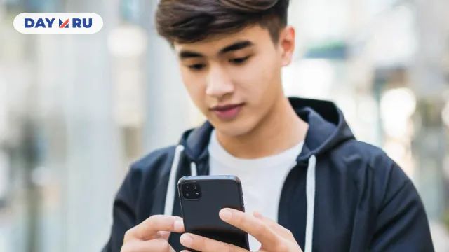 парень со смартфоном