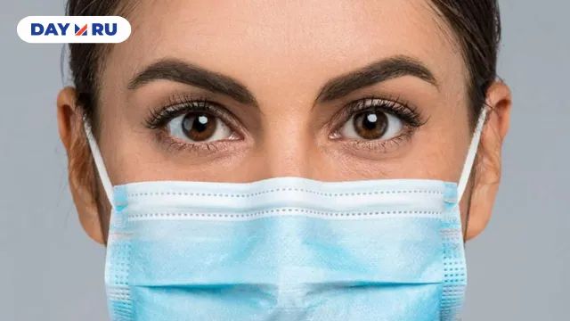 женщина в маске