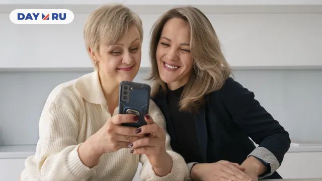 Женщины со смартфоном