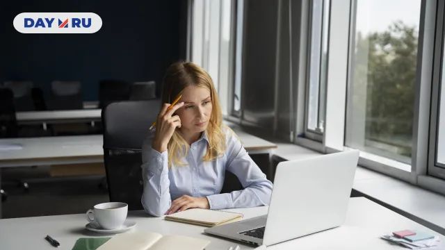 девушка с ноутбуком работает