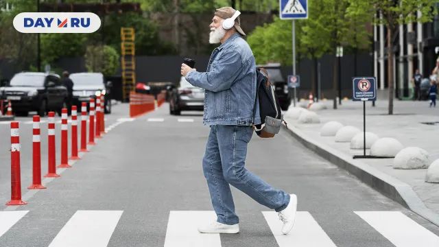 Дедушка в наушниках Дедушка в наушниках