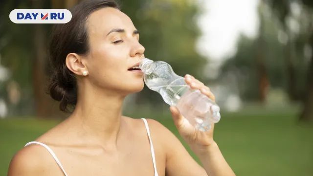Женщина пьёт воду
