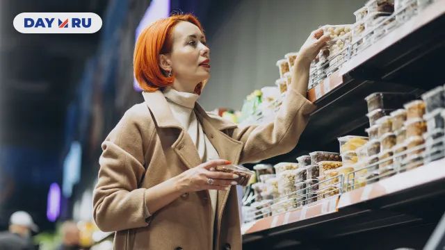 Женщина в магазине Женщина в магазине