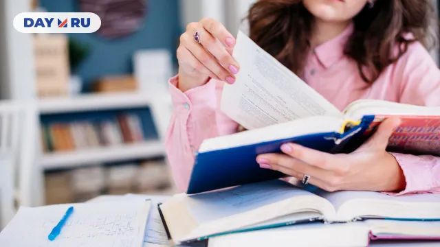 Девушка, книги, экзамен