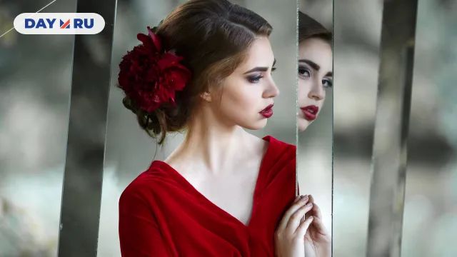 Девушка и зеркало Девушка и зеркало