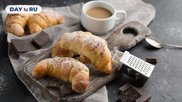 Круассаны, кофе