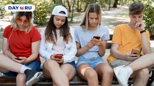 Подростки, смартфоны