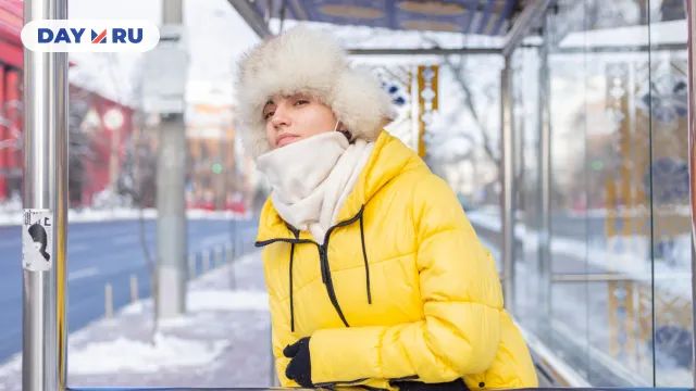 Женщина, автобусная остановка