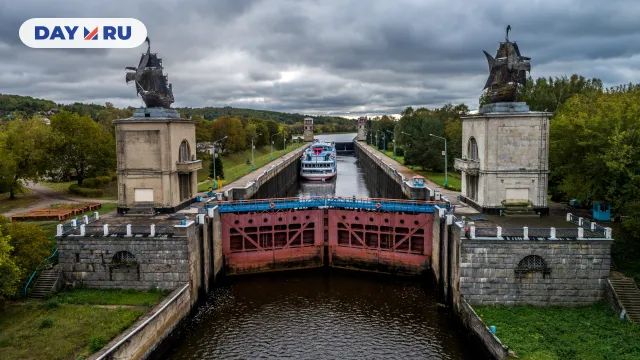 Каравеллы на башнях шлюза Каравеллы на башнях шлюза
