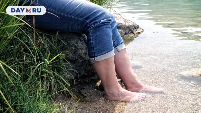 Босые ноги, экотропа, вода