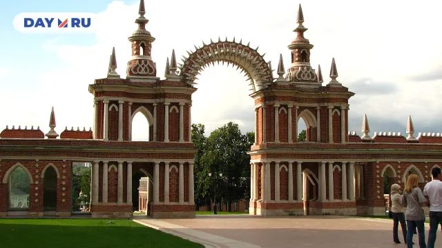 Арка между Большим дворцом и Хлебным домом