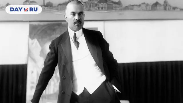 А. В. Щусев с проектными чертежами Казанского вокзала