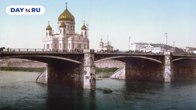 Цветная открытка с храмом Христа Спасителя, фото 1896 г.