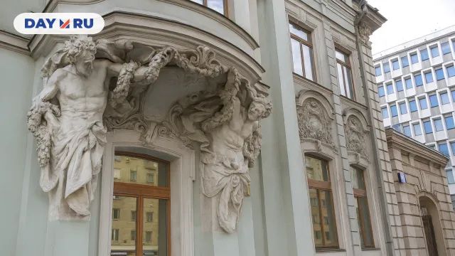 Атланты на левом флигеле усадьбы Кузнецовых, 2015 год