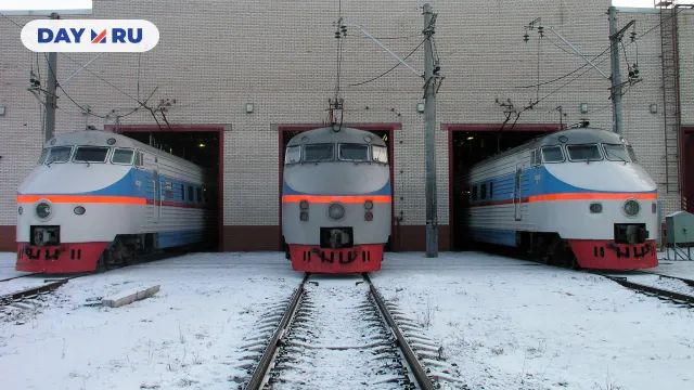 Вагоны ЭР200-1 (слева и справа) и ЭР200-2