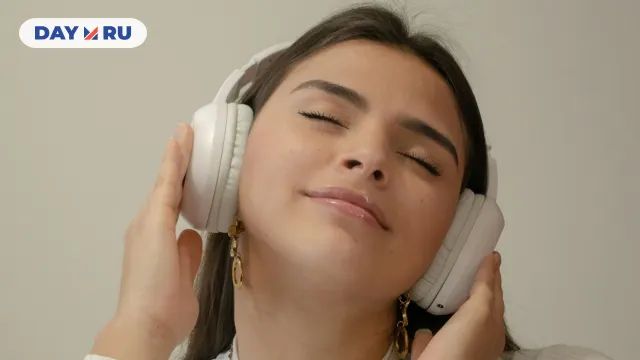 Девочка слушает музыку в наушниках