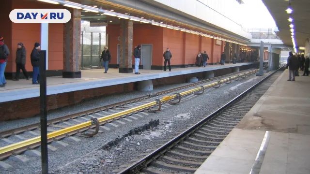 Кунцевская, 2 платформы и пути.