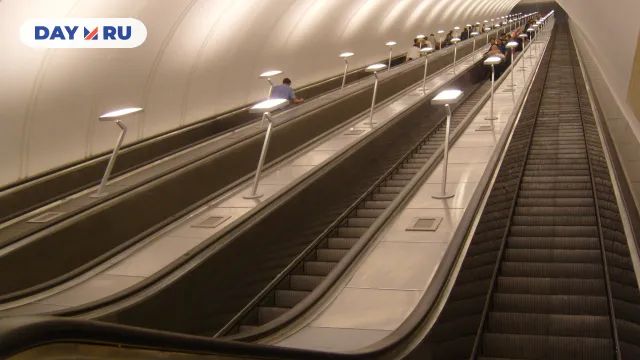 Тоннельные эскалаторы на станции «Марьина Роща» Московского метрополитена