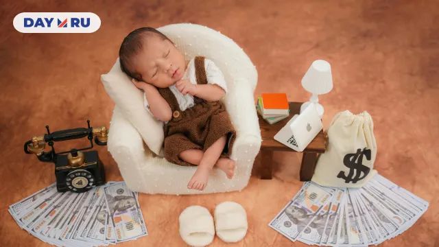 Новорождённый среди игрушечных денег