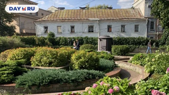 Морозовский сад летом 