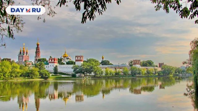 Вид на монастырь с противоположного берега Большого Новодевичьего пруда