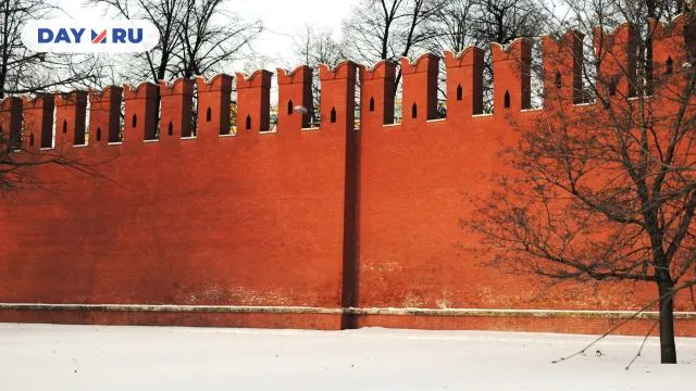 Зубцы на стене Московского Кремля