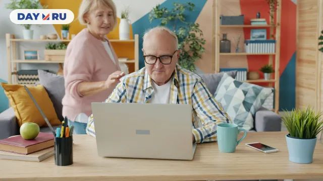 Пожилая пара перед компьютером