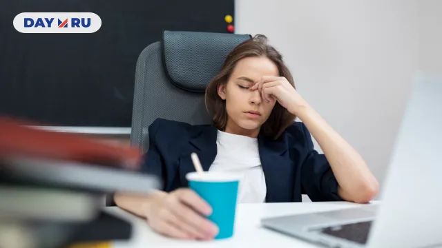 Уставшая женщина на работе