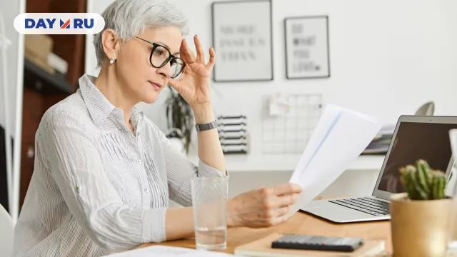 Пожилая женщина, документы