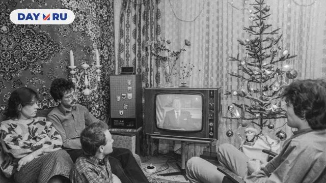 Семья у телевизора в новогодний вечер